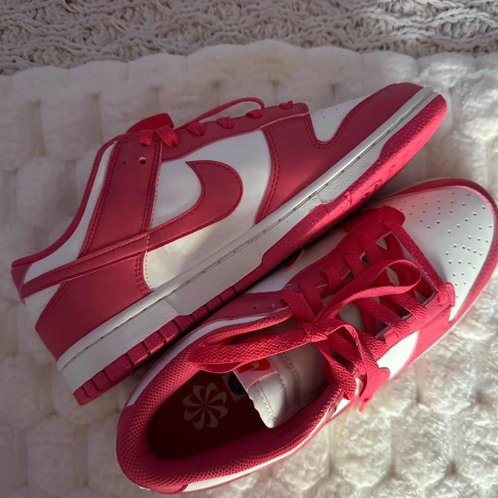 Nike Low Dunks - Hot Pink + White